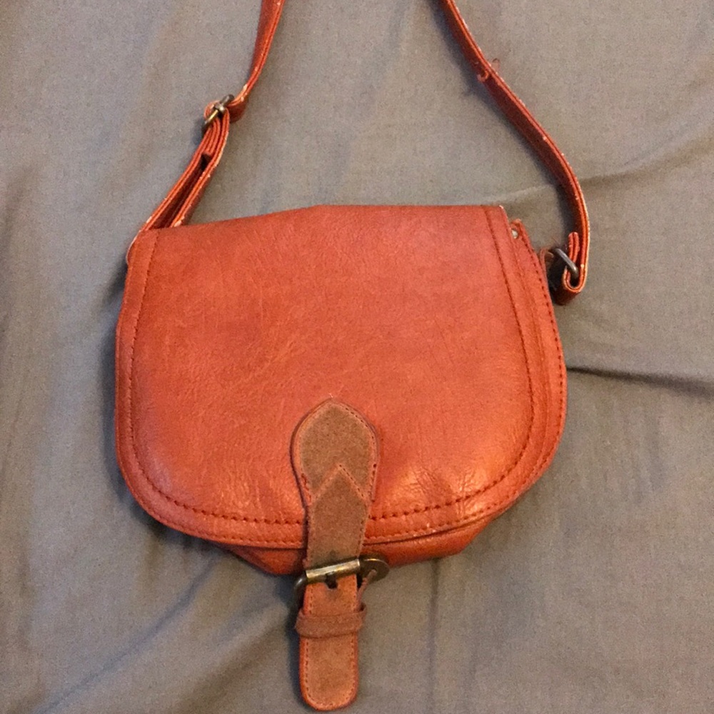 Long shoulder bag.